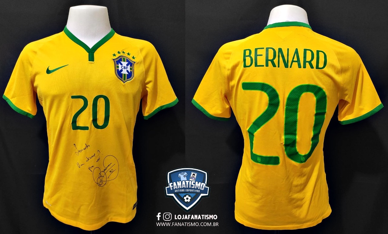 Camisa da Seleção Brasileira Oficial I Nike 2014 #20 Bernard Usada e  Autografada pelo Atleta M - Fanatismo